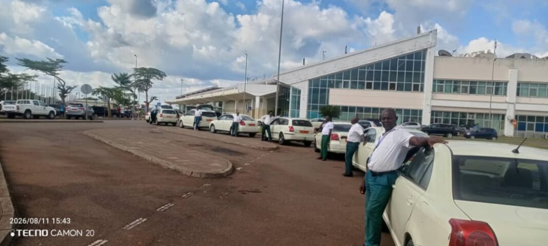 La plateforme TaxiGo est une nouvelle offre proposée par la société Alo Technologies soutenue par les Aéroports Du Cameroun (ADC). TaxiGo permettra de booster les retombées des ADC. Un énorme bénéfice sur le dos des chauffeurs. Qui devront verser 800.000 Fcfa aux ADC, pour continuer d’y travailler. Loin de refléter une innovation saine et prometteuse protégeant les intérêts des masses laborieuses, la mise en œuvre présente déjà les prémices d’une vaste escroquerie.