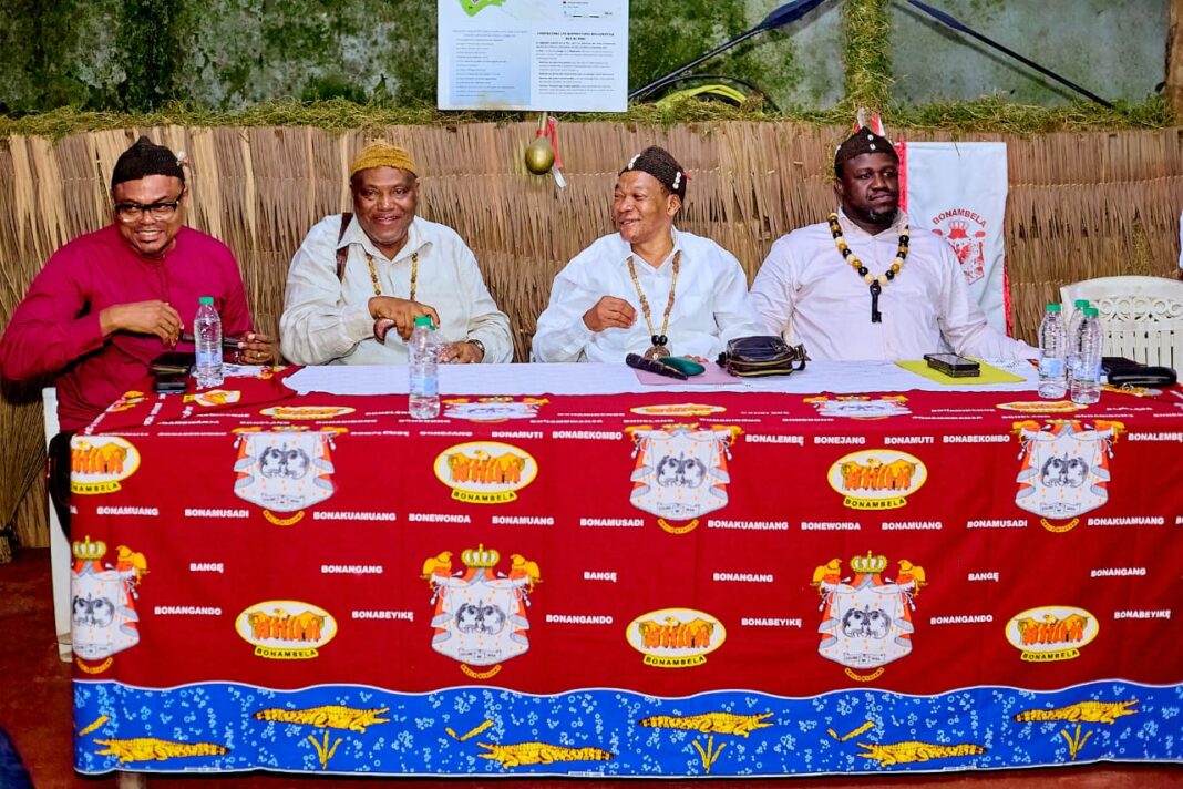 Le nouveau monarque du Canton Akwa sera officiellement installé le samedi 10 octobre 2026, aux berges du Wouri, à Douala. L’annonce a été faite lundi 17 août par le comité d’organisation, lors d’un point de presse. Une cérémonie présentée comme un moment de transmission de l’autorité traditionnelle, de continuité de l’institution royale et de rassemblement du peuple Bonambela.