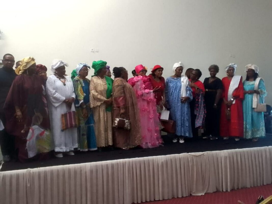 Mémoire, héritage et pouvoir traditionnel étaient au cœur de la conférence consacrée aux reines et reines-mères Douala Manga Bell, organisée ce vendredi 28 août 2026 par la reine Clarisse Douala Bell sous le thème « le rôle et l’impact des reines et reines – mères Douala Bell au sein de la chefferie ». Le processus de réhabilitation de la mémoire de Rudolf Douala Manga Bell et de son épouse Emily Ngome Dina Douala Manga Bell en Allemagne a servi de prétexte à une réflexion plus large sur la place des femmes dans les institutions traditionnelles