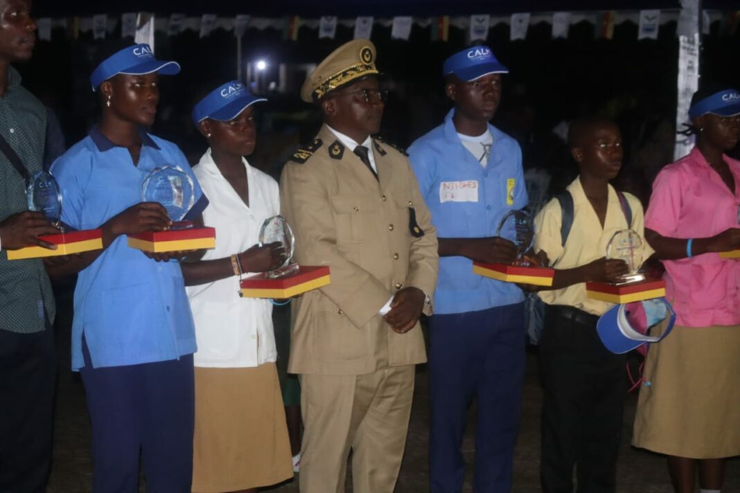 La deuxième édition de l’Excellence scolaire CALM a célébré, samedi 12 septembre, le mérite de 271 élèves issus de 28 établissements de l’arrondissement de Dizanguè. Entre distinctions, bourses et kits scolaires, l’initiative du CALM a bénéficié de l’accompagnement de la Socapalm, confirmant la mobilisation de plusieurs acteurs autour de la réussite éducative locale.