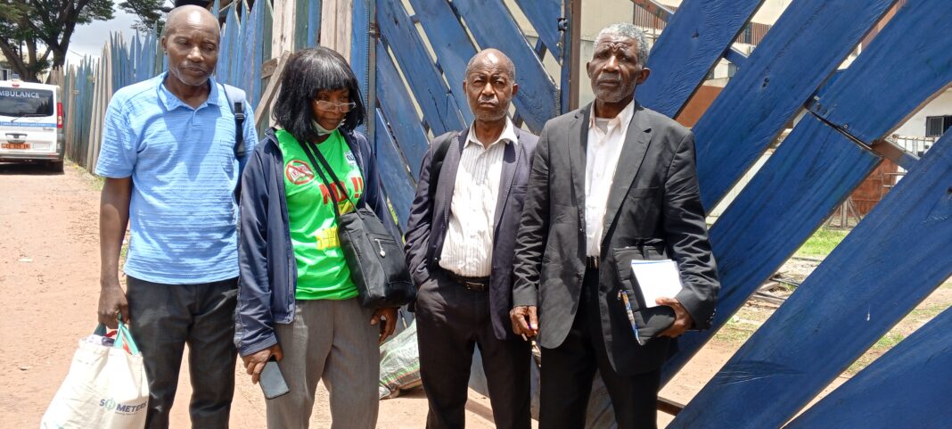 Arrêtés pour suspension de vol de lunettes du Minepat, Alamine Ousmane Mey, alors que les mêmes lunettes ont été retrouvées le même jour chez le ministre selon sa cellule de communication, les journalistes racontent l'enfer des geôles au Commissariat central n1. Après avoir obtenu leur libération, le Syndicat national des Professionnels de l’information et de la Communication (SPIC) exige du ministre, des excuses officielles à la profession et la pleine réparation des dommages subis.