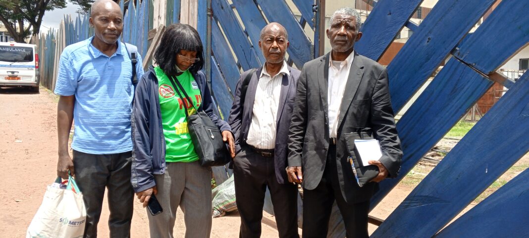 La presse camerounaise ne décolère pas, depuis l’enlèvement et l’embastillement de journalistes, dans le cadre d’une affaire de lunettes du ministre déclarées disparues puis retrouvées dans le véhicule du ministre Ousmane Mey. Le Syndicat national des Professionnels de l’Information et de la Communication appelle les journalistes au boycott systématique de tous les évènements qui portent l'estampille du Ministère de l'Economie de la Planification et de l'Aménagement du Territoire.