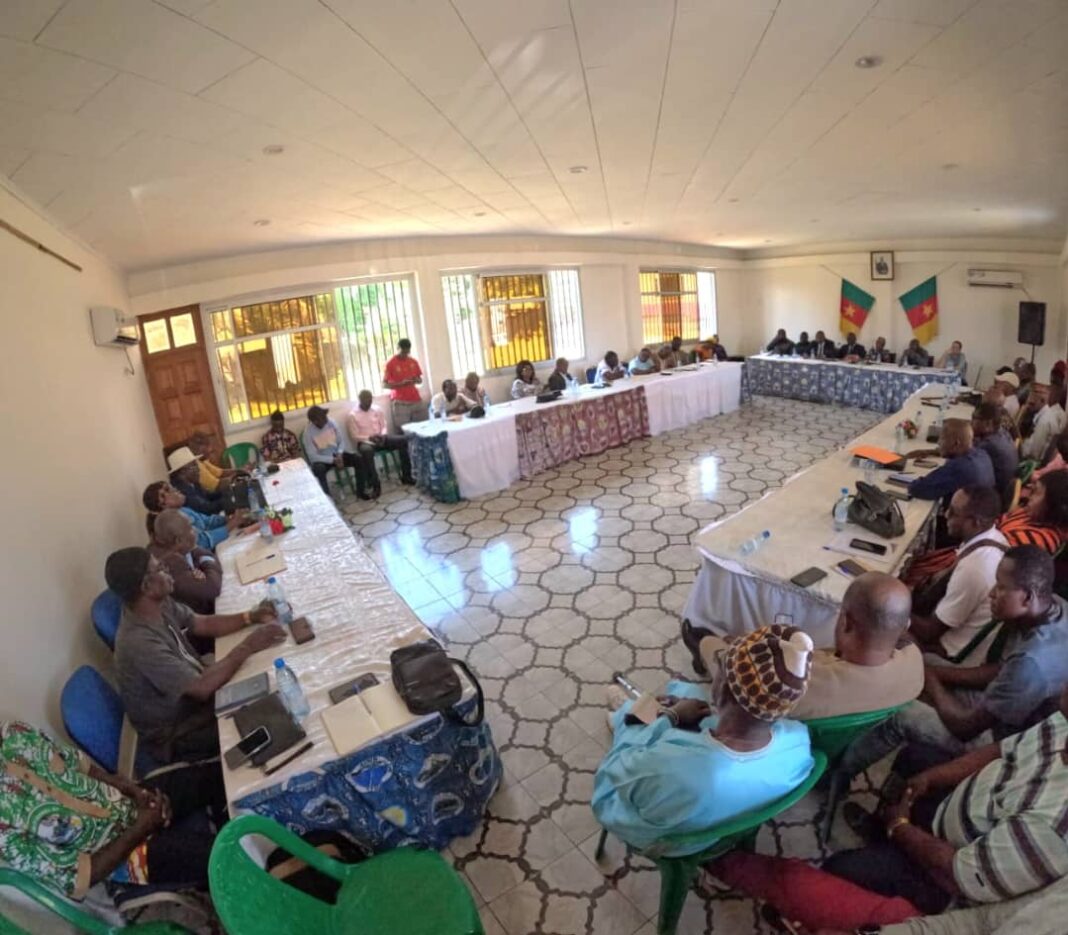 Du village à la table institutionnelle, le dialogue territorial obéit à une organisation précise. Les bipartites permettent d’aborder les préoccupations directement avec les communautés riveraines ; les tripartites réunissent l’entreprise, les communautés et l’administration autour des dossiers nécessitant une intervention élargie. Deux plateformes, des acteurs différents et une même exigence : faire du dialogue un processus de suivi.
