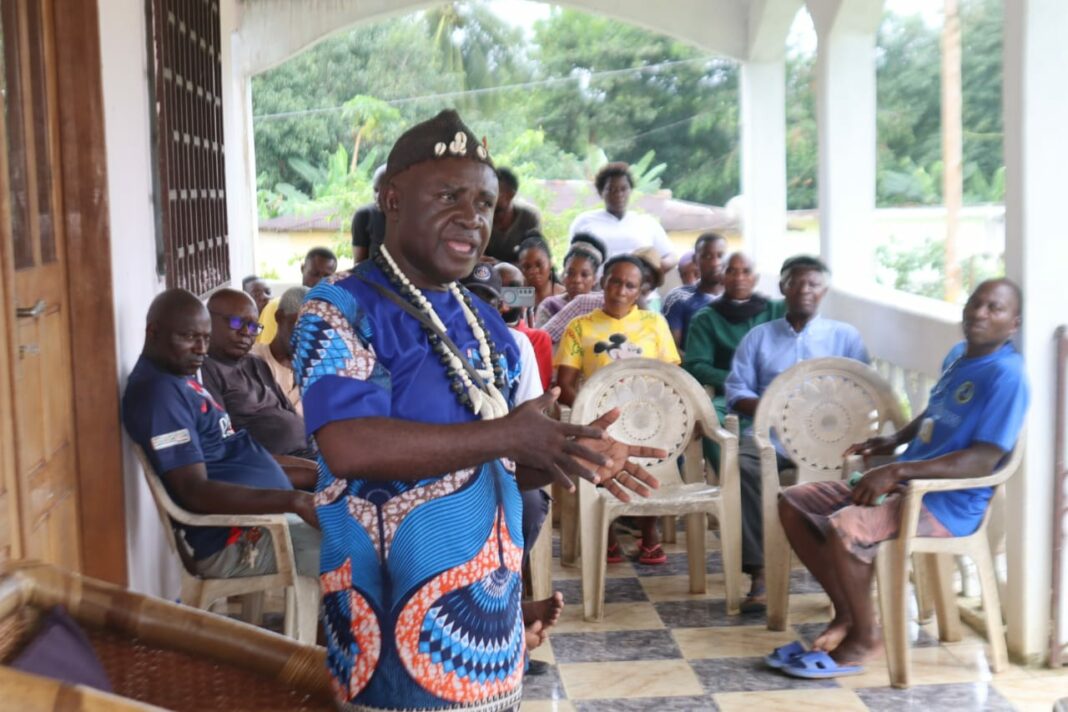 Du 7 au 30 septembre 2026, la Socapalm mène une campagne de rencontres bipartites dans ses plantations d’Édéa, Dibombari, Mbongo, Mbambou et Kienké. L’objectif est de faire le point sur les engagements antérieurs, l’état des projets communautaires 2026 et les préoccupations des communautés riveraines. Entre attentes foncières, demandes d’emploi et interrogations sur les dotations, le dialogue territorial se mesure au réel.