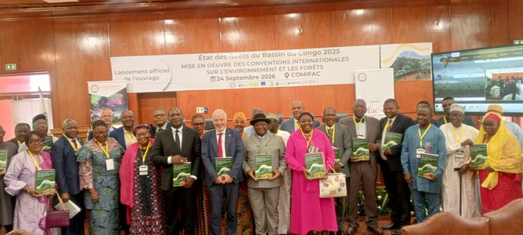 À Yaoundé, la présentation ce jeudi 24 septembre 2026, de l’État des Forêts du Bassin du Congo 2025 a donné lieu à un appel à renforcer le lien entre recherche scientifique, décisions publiques et financement de la gestion des ressources naturelles. Le document stratégique, présenté au siège de la Commission des Forêts d’Afrique Centrale, Comifac, analyse notamment la mise en œuvre des conventions et accords internationaux relatifs aux forêts et à l’environnement.