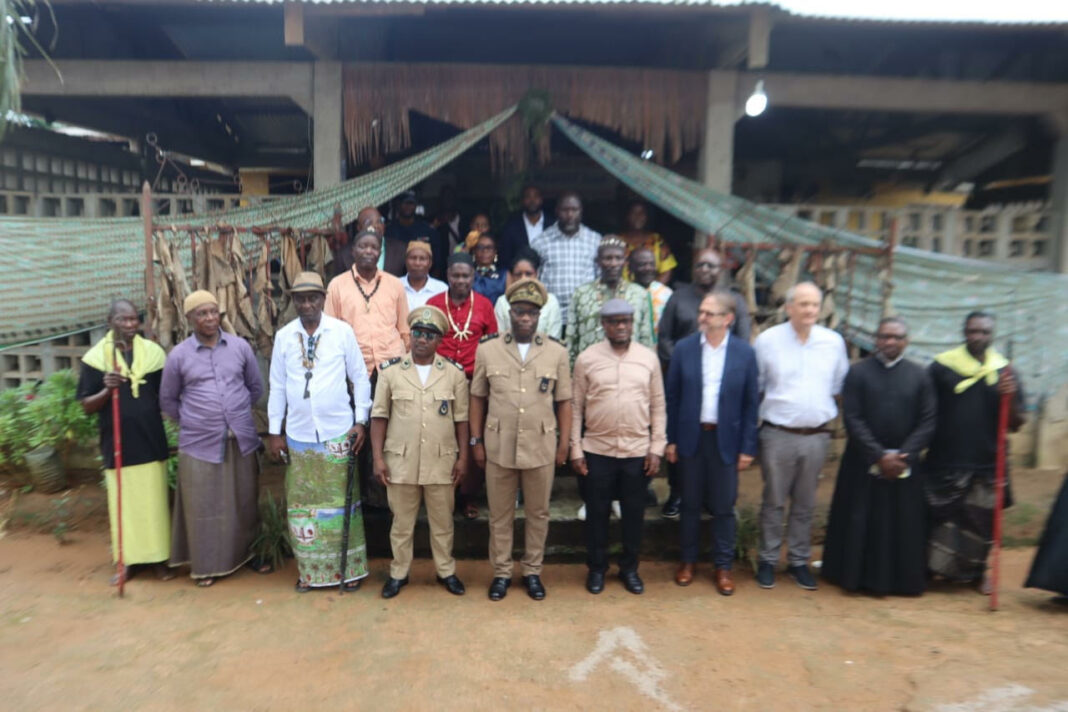 La chefferie de Mbimbe a connu une ambiance inhabituelle le vendredi, 18 septembre 2026. Notables, chefs de village, élites, représentants de la Socapalm et autorités administratives se sont retrouvés autour d'une même table. Conduite par le préfet de la Sanaga-Maritime, Cyrille Yvan Abondo, la rencontre a été l'occasion de mesurer le chemin parcouru depuis les précédentes assises et de confronter les préoccupations exprimées aux réponses apportées et aux engagements à poursuivre.