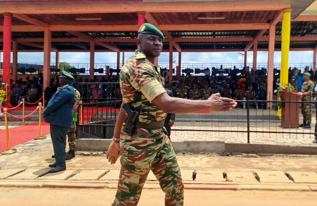 Le Colonel Félix Tetcha a pris, jeudi 1er octobre 2026 à Sangmelima, le commandement du 11e Régiment du Génie. La cérémonie, présidée par le Général de Brigade Donatien Melingui Nouma, Commandant de la Première Région Militaire Interarmées, a fixé les priorités du nouveau responsable autour des opérations, des équipements et du lien entre l’armée et la nation.