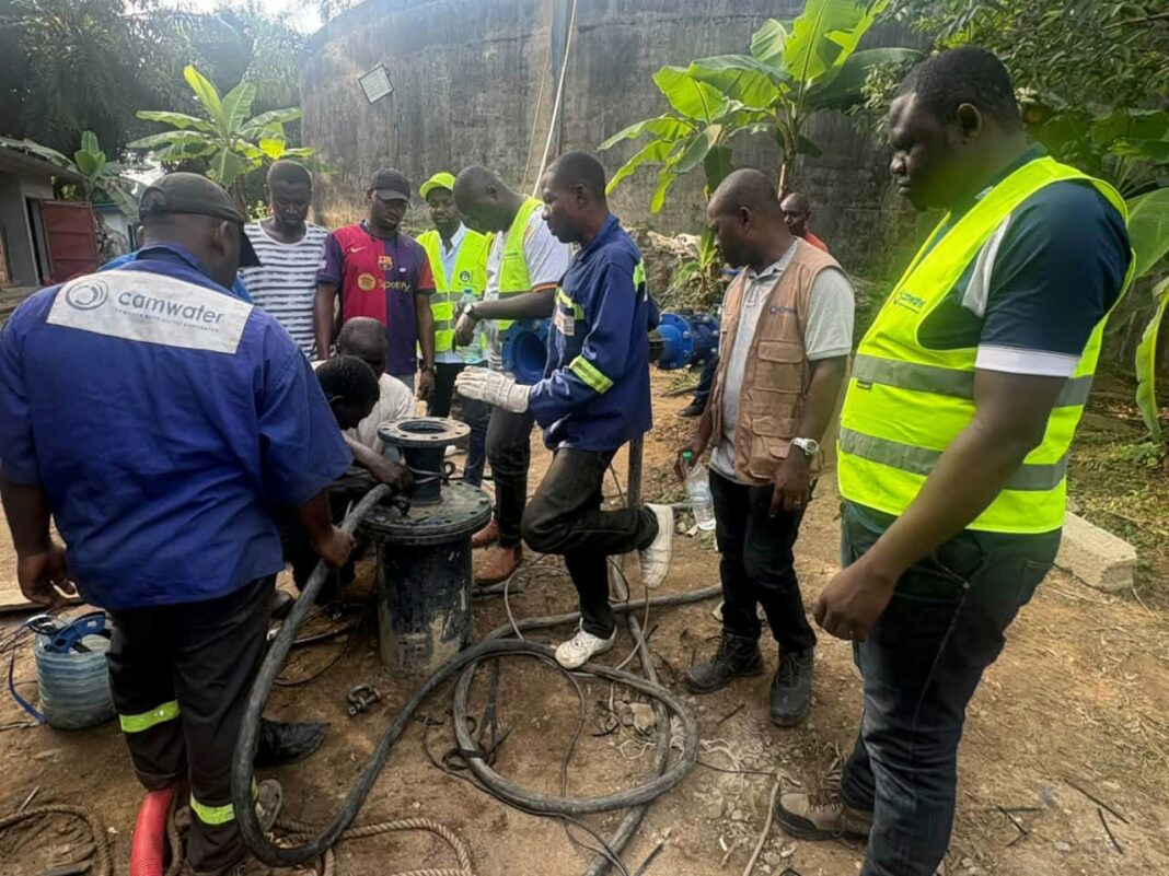 La Cameroon Water Utilities Corporation (Camwater) prévoit de mettre en service quatre forages industriels à Ndogbong, Koumassi, Logbessou et à la Cité des Palmiers avant la fin de 2026, avec une capacité supplémentaire annoncée de 10 000 m³ par jour. Ces ouvrages doivent renforcer l’approvisionnement en eau potable dans les quartiers confrontés aux difficultés de desserte.