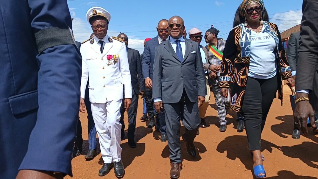Il était attendu. Le Premier Ministre Dr. Joseph Dion Ngute est revenu à Bamenda dans la région du Nord-Ouest Cameroun. Le Chef du gouvernement n’est pas les mains vides cette fois. Pour les habitants de Santa, de Mankon, de Nkwen, qui vivent depuis 10 ans entre barricades, villes mortes et routes défoncées, voir des engins sur la route Custom - GBHS ou sur Fon's Street, c'est déjà un petit miracle. « La paix ne se construit pas à court terme » a lancé Shupong Michael à Santa. Une phrase qui résume tout. Les Bamenda boys et les mamans du marché aux vivres ne veulent plus de discours