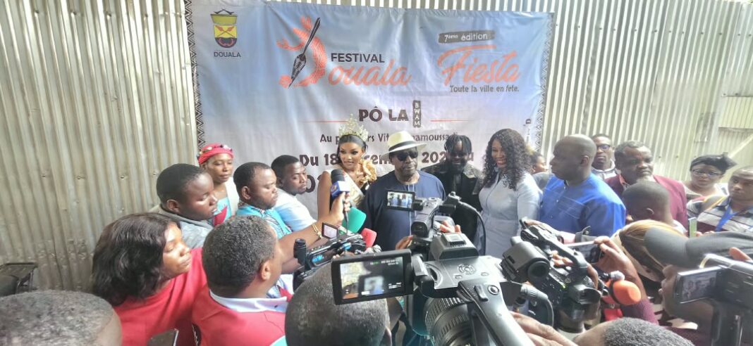 Vendredi 16 octobre dernier, la salle Tokoto de l’hôtel de ville de Bonanjo a accueilli la présentation officielle de la 7ème édition de Douala Fiesta. Autour du maire, le Dr Roger Mbassa Ndine, du secrétaire général, artistes et acteurs culturels étaient présents. Locko, la Miss Douala Fiesta 2025 et plusieurs artistes ont marqué ce rendez-vous.