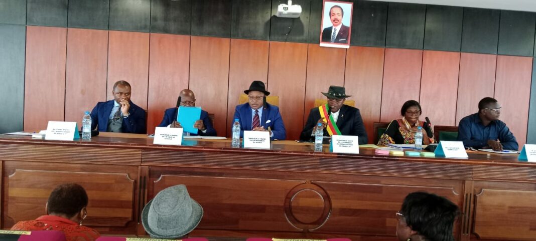 La Commune d’arrondissement de Douala 1er affiche un taux de réalisation de 61,7 % de ses recettes à la fin septembre 2026, contre 47,3 % à la même période en 2025. Cette performance, malgré le recul de certaines recettes fiscales et des centimes additionnels communaux, a été révélée lors des travaux de la session du conseil municipal consacrée au débat d’orientation budgétaire