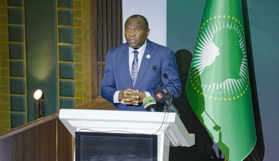 À l’occasion de la 89e session ordinaire de la Commission africaine des Droits de l’homme et des peuples réunie à Dakar, le Réseau des institutions nationales africaines des Droits de l’Homme (RINADH), sous la direction de son président, le Professeur James Mouangue Kobila, a présenté une analyse approfondie des enjeux institutionnels, sécuritaires et normatifs qui accompagnent le quarantième anniversaire de la Charte.