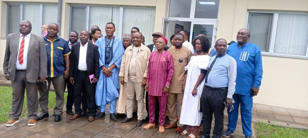 Le directeur général des Aéroports du Cameroun (ADC), Thomas Owona Assoumou, a annoncé la suspension, jusqu’à nouvel avis, de la mise en œuvre du projet TaxiGo dans les aéroports internationaux de Douala et de Yaoundé Nsimalen. À l’issue de la rencontre de ce samedi 10 octobre 2026 entre le DG et les organisations syndicales, le président de la Confédération syndicale des travailleurs du Cameroun, Célestin Bama Synguima, retient que le préavis de grève n’est pas levé.