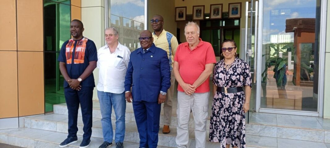 Le Programme de promotion de l’exploitation certifiée des forêts (PPECF) lance sa quatrième phase, avec un nouveau chef de mission. Soutenu par la coopération allemande à travers la KFW et mis en œuvre avec l’appui de la Commission des forêts d’Afrique centrale (Comifac), le programme accompagne les entreprises forestières et les administrations dans la certification, la traçabilité du bois et l’évolution des règles de gestion des forêts.