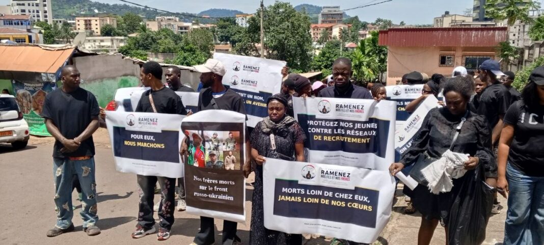 Alors que s’ouvre le troisième Forum économique et humanitaire Russie-Afrique, ce 28 octobre 2026, des familles camerounaises se sont rassemblées devant l’ambassade de Russie, au quartier Bastos, à Yaoundé. À l’appel du collectif « Ramenez nos fils et nos frères », elles demandent la fin des recrutements de Camerounais dans l’armée russe sous couvert de promesses d’emploi, des informations sur leurs proches disparus et la restitution des corps de ceux annoncés morts.